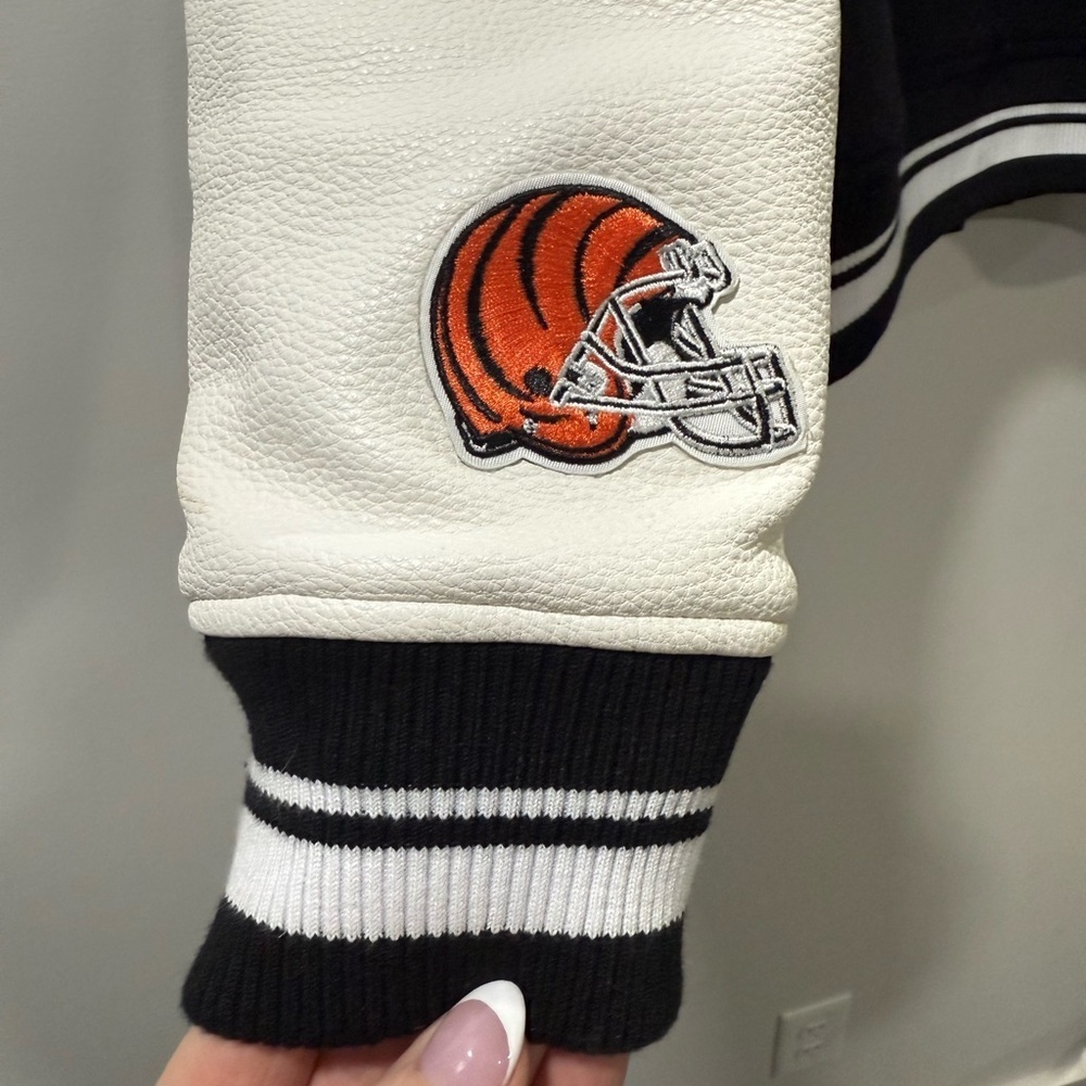 Women’s Wool Varsity Cincinnati Bengals jacket black/white Pro Standard Luxury - Picture 3 of 9
